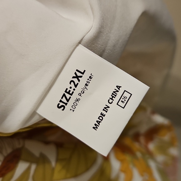 BTFBM Floral V Neck Flutter Sleeve Blouse. NWT. - Picture 4 of 4